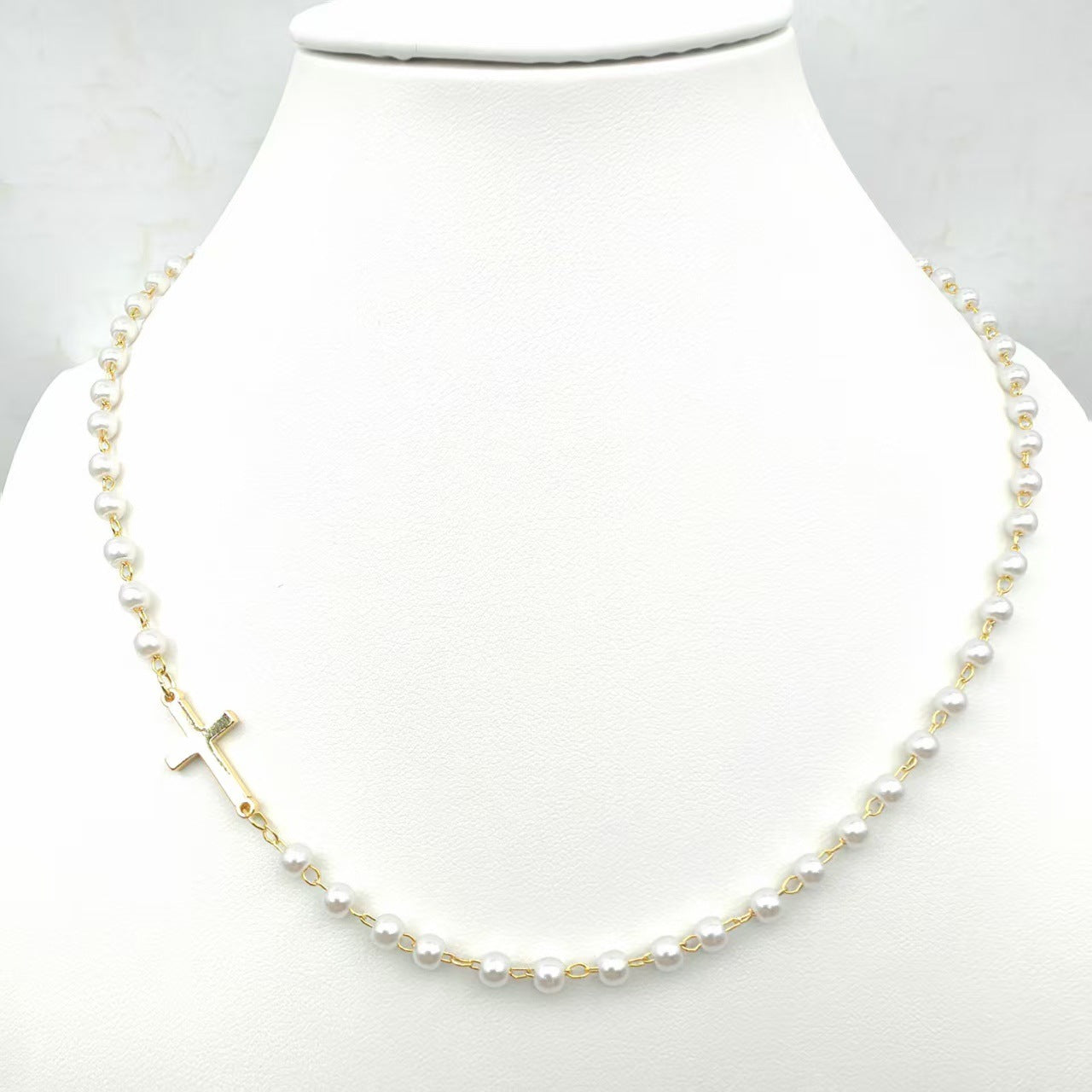 Fijne Chokerketting met Imitatieparels & Kruis