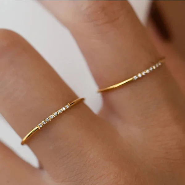 Fijne Dunne Ring met Verspreide Diamantjes