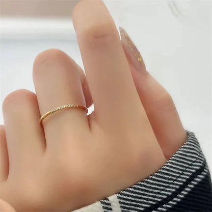 Fijne Dunne Ring met Verspreide Diamantjes