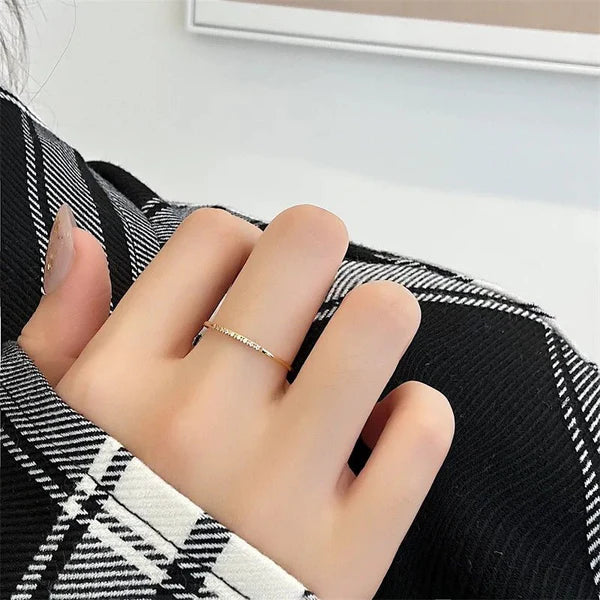 Fijne Dunne Ring met Verspreide Diamantjes