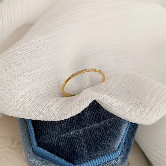 Fijne Dunne Ring met Verspreide Diamantjes