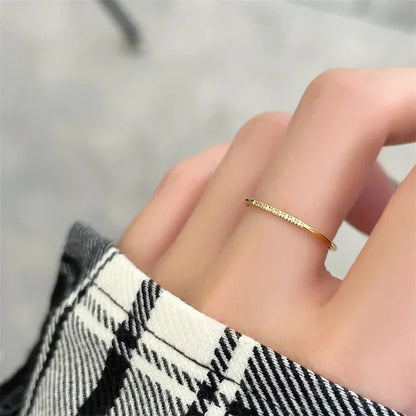 Fijne Dunne Ring met Verspreide Diamantjes
